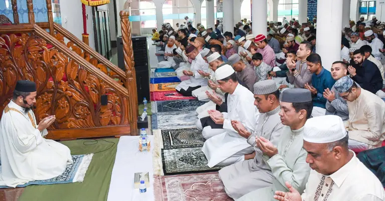বিমান বাহিনী প্রধান ঈদের নামাজ আদায় করছেন